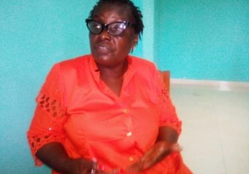Aminata Nzamba, à la belle étoile à l’aéroport de Libreville, victime de la cupidité des services du tourisme.