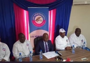 Point de presse du parti Les Démocrates : Philippe Nzengue Mayila calme le jeu sur le départ d’Akure Davain Séraphin