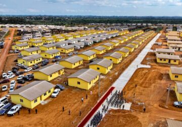 Gabon : Le Président Oligui Nguema distribue 360 logements à Bikélé, un geste social fort pour le Gabon