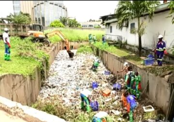 Insalubrité à Libreville : le canal Jean Paul II étouffé sous les déchets