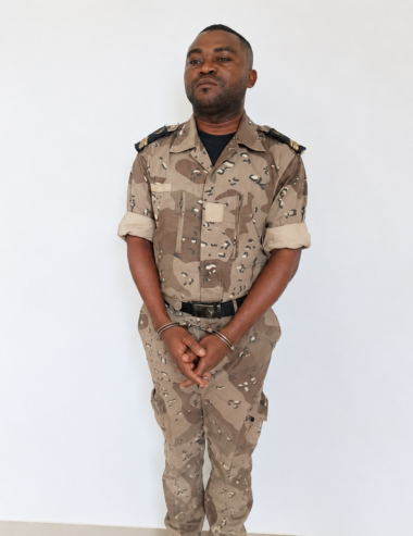 Libreville : un faux agent pénitentiaire démasqué après sept ans d’imposture au Palais de justice