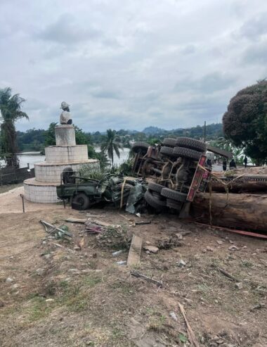 LAMBARÉNÉ : UN SPECTACULAIRE ACCIDENT DE GRUMIER RELANCE LE DÉBAT SUR LA CIRCULATION DES POIDS LOURDS