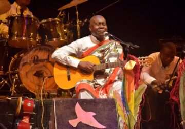 MUSIQUE : PIERRE CLAVER AKENDENGUÉ DE RETOUR AUX SOURCES POUR UN CONCERT HOMMAGE INÉDIT À OMBOUÉ