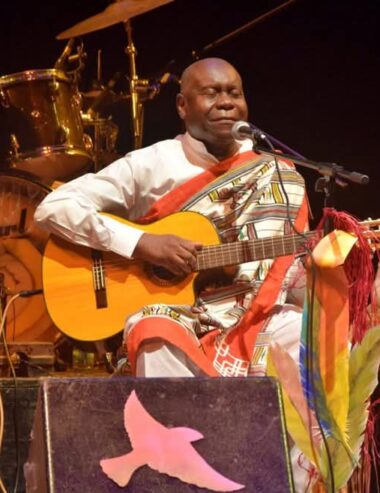 MUSIQUE : PIERRE CLAVER AKENDENGUÉ DE RETOUR AUX SOURCES POUR UN CONCERT HOMMAGE INÉDIT À OMBOUÉ